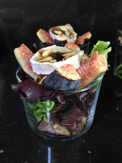 Una foto de Ensalada de queso de cabra, higos frescos