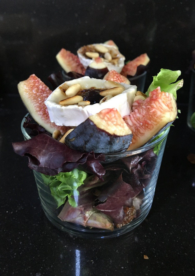 Una foto de Ensalada de queso de cabra, higos frescos