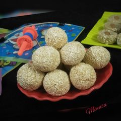 Til laddu A picture of Til laddu.