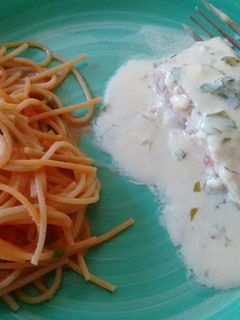 Una foto de Salmón en salsa de crema al limón. ॐ