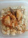 Tallarin de gallina en salsa de tomate