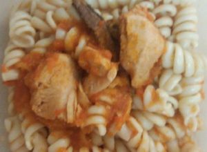 Una foto de Tallarin de gallina en salsa de tomate