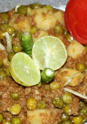 A picture of Alo keema matar.