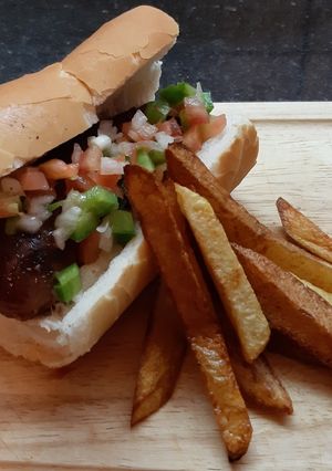 Una foto de Choripanes a la parrilla con papas fritas 🔥