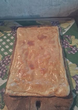 Una foto de Pastel de mortadela y salsa blanca hojaldrado