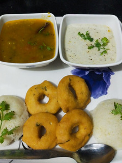 रवा इडली (Rava idli recipe in Hindi) रेसिपी मुख्य फोटो