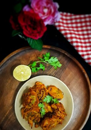 प्याज के पकौडे (Pyaz ke pakode recipe in hindi) रेसिपी मुख्य फोटो