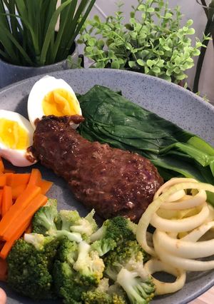 Foto resep Healthy Diet Food: Steak Tenderloin with Egg and Vegetables
