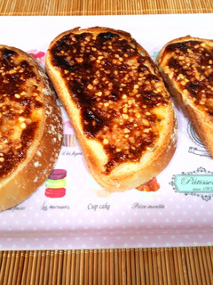 Una foto de Tostadas de leche condensada y almendras
