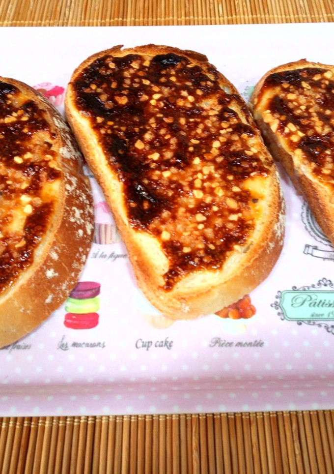Una foto de Tostadas de leche condensada y almendras