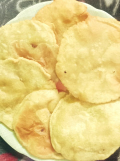 चावल के आटे की पूड़ी(chawal ke aate ki poori recipe in hindi) रेसिपी मुख्य फोटो