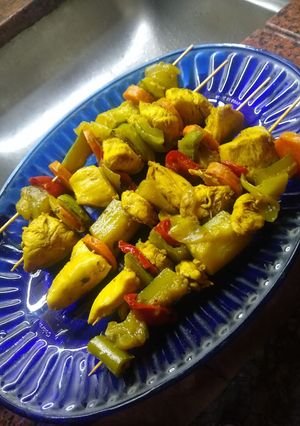 Una foto de Brochetas de pollo y verdura
