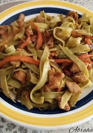 Una foto de Pasta con verduras y pollo