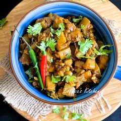 A picture of Aloo diye Lau er Dalna (Potato & Bottle Gourd Curry).