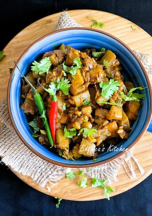 A picture of Aloo diye Lau er Dalna (Potato & Bottle Gourd Curry).