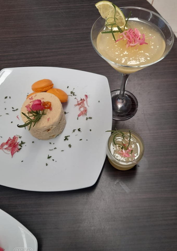 Una foto de Mousse de piloncillo con glaseado espejo