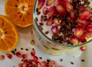Una foto de Avena, granola, frutas y yogurt!