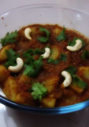 A picture of Potato cashew curry.