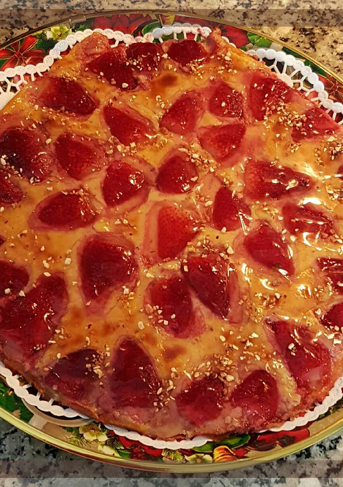 Una foto de Tarta de fresas y crema pastelera de chocolate blanco 🍓