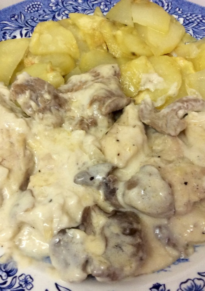 Una foto de Solomillos de pollo con nata y setas 🍄