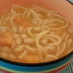 A picture of Porotos con riendas y color.