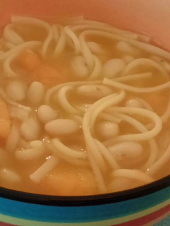 Una foto de Porotos con riendas y color