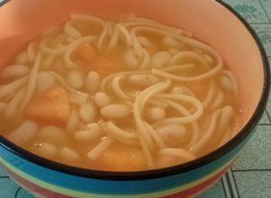 Una foto de Porotos con riendas y color