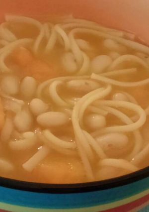 Una foto de Porotos con riendas y color