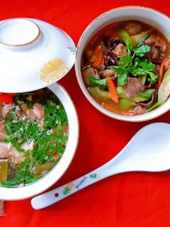 Hình của món Cơm nhà có món canh gà lá giang.