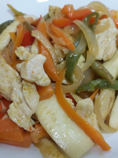 Una foto de Wok con verduras y pollo al curry🍗🍗