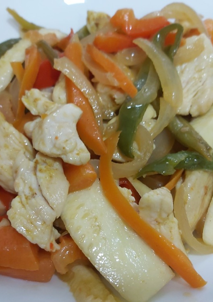 Una foto de Wok con verduras y pollo al curry🍗🍗