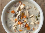 Une photo de escalope creme champignon