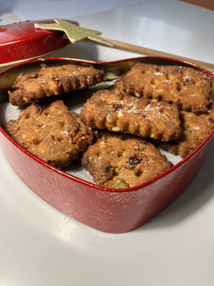 Una foto de Galletas saladas de harina de garbanzos con semillas y frutos secos