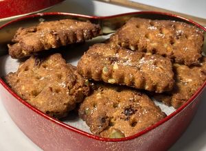 Una foto de Galletas saladas de harina de garbanzos con semillas y frutos secos