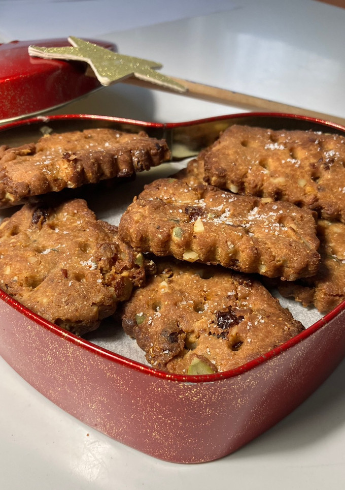 Una foto de Galletas saladas de harina de garbanzos con semillas y frutos secos