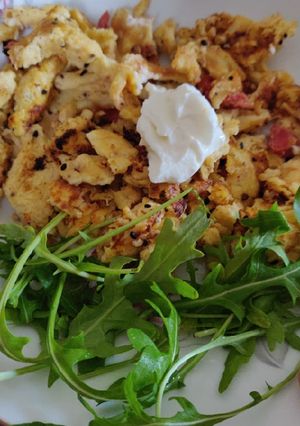 Φωτογραφία της συνταγής Scrambled eggs με ντοματίνια και κατίκι Δομοκού. 🥚🍳