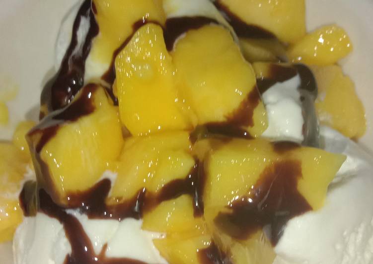 Vanilla ice cream with chocolate and mango