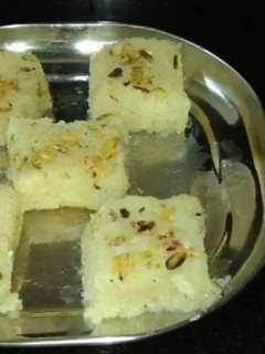 કોપરા પાક (Kopra paak Recipe in Gujarati) રેસીપી મુખ્ય ફોટો