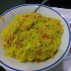 A picture of Turmeric Indomie with veggies.
