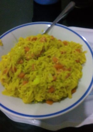 A picture of Turmeric Indomie with veggies.