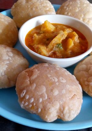 A picture of Besan kachori.