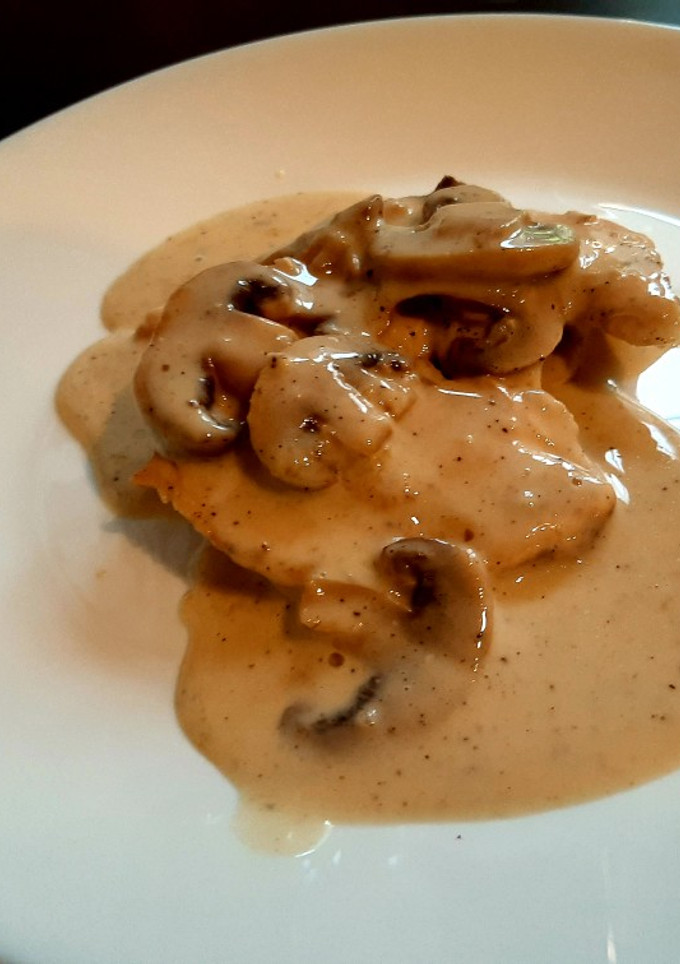 Una foto de Pechugas con champiñones en salsa de queso
