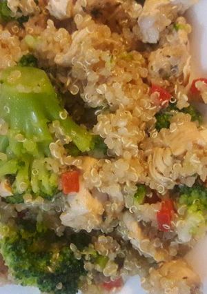 Una foto de Ensalada tibia de quinoa, pollo y vegetales EXPRESS