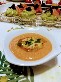 Una foto de Tapa de vieira a la plancha con salmorejo de cerezas 🍒