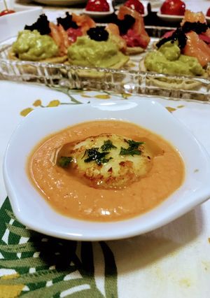 Una foto de Tapa de vieira a la plancha con salmorejo de cerezas 🍒