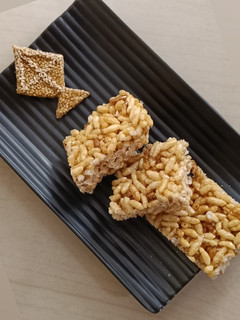 મમરા ની ચીકી (Mamara Chiki Recipe In Gujarati) રેસીપી મુખ્ય ફોટો