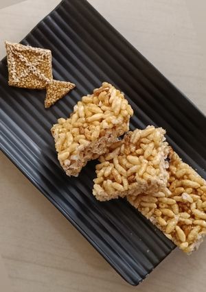 મમરા ની ચીકી (Mamara Chiki Recipe In Gujarati) રેસીપી મુખ્ય ફોટો