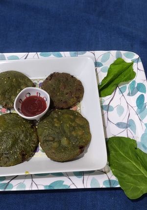 પાલક કચોરી પૂરી (Palak Kachori Poori Recipe In Gujarati) રેસીપી મુખ્ય ફોટો