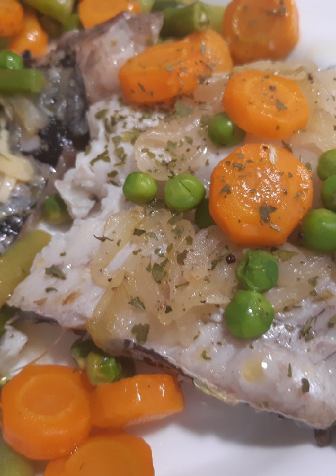 Una foto de Pescadilla al horno con guisantes y cebolla