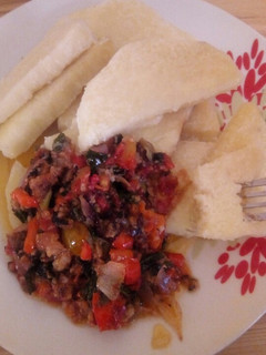A picture of White Yam and Tomatoe Sauce.